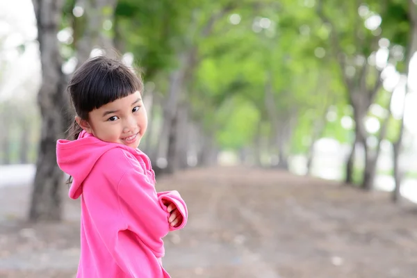 Asyalı çocuk portre bahçede — Stok fotoğraf