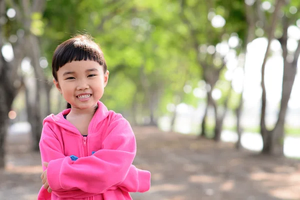 Азиатский детский портрет в саду — стоковое фото