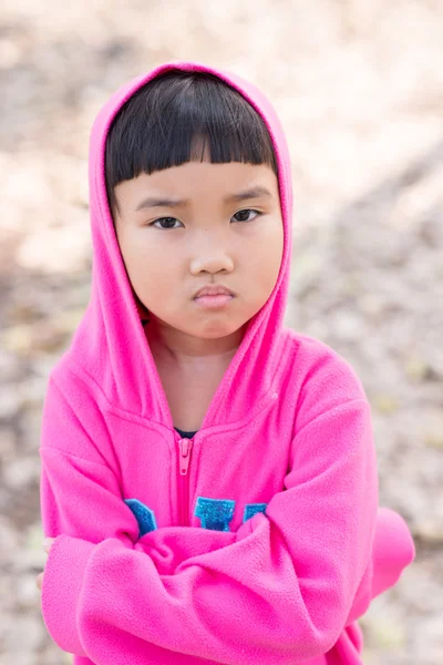 Asiatico bambino in giacca rosa con emozione — Foto Stock