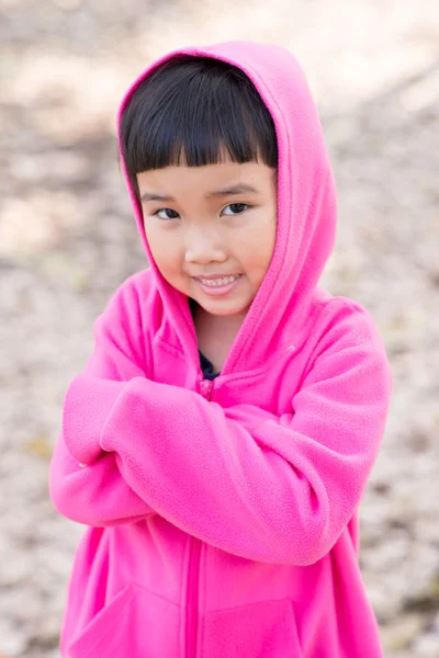 Asiatisches Kind in pinkfarbener Jacke mit Emotionen — Stockfoto