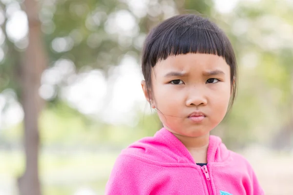 Asiatisches Kind in pinkfarbener Jacke mit Emotionen — Stockfoto