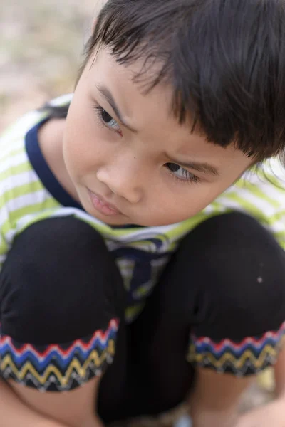 Kid stående med ögat kontakta — Stockfoto