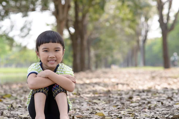 Retrato infantil con contacto ocular — Foto de Stock