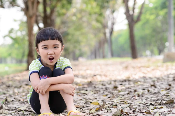 Kid stående med ögat kontakta — Stockfoto