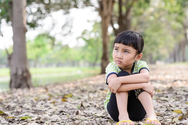 Kinderporträt mit Augenkontakt — Stockfoto