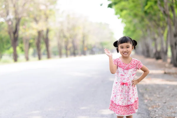 빨간 드레스 쇼 중지 기호에 아시아 아이 — 스톡 사진