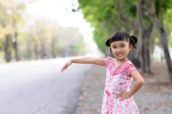 Ragazzo che fa una chiamata di saluto sul ciglio della strada — Foto Stock