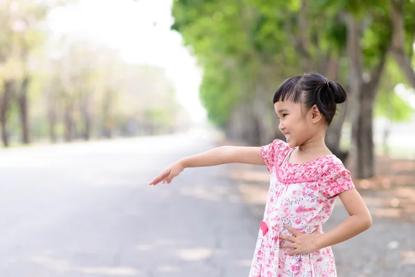 Kind winkt am Straßenrand — Stockfoto