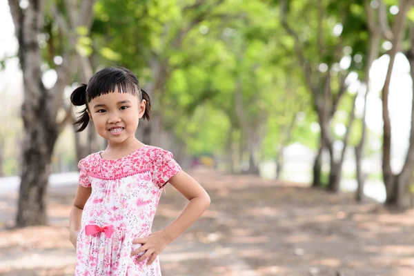 Kinderporträt mit rotem Kleid — Stockfoto