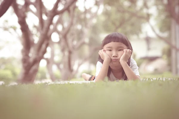 Kind denkt im Garten — Stockfoto