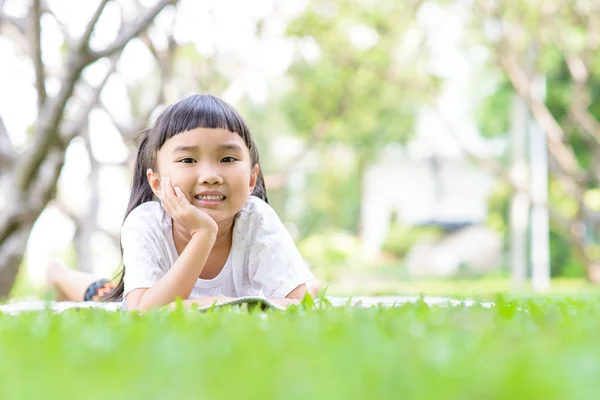 Kid relaxing and playing in the garden — Stock Photo, Image