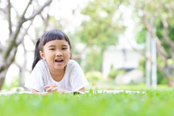 Niño relajándose y jugando en el jardín — Foto de Stock