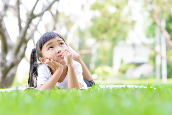 Niño relajándose y jugando en el jardín — Foto de Stock