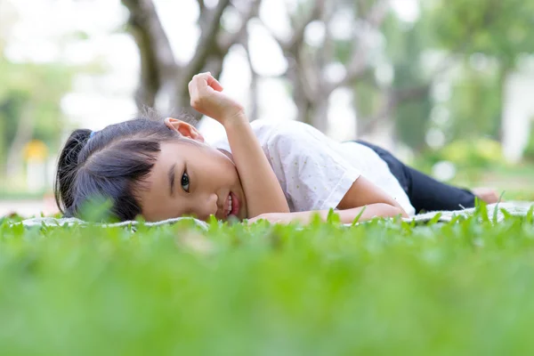 Niño relajándose y jugando en el jardín — Foto de Stock