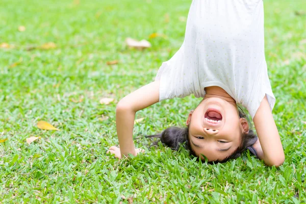 Criança relaxante e brincando no jardim — Fotografia de Stock