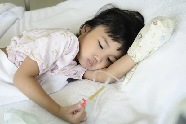 Kid zieken en kijken naar haar zoutoplossing buis — Stockfoto