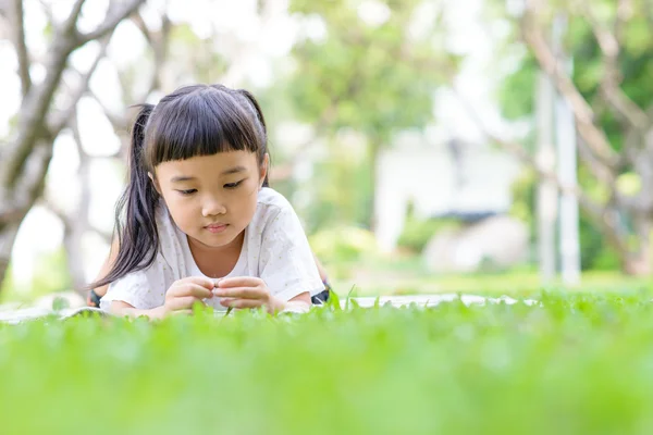 Kind denken in de tuin — Stockfoto
