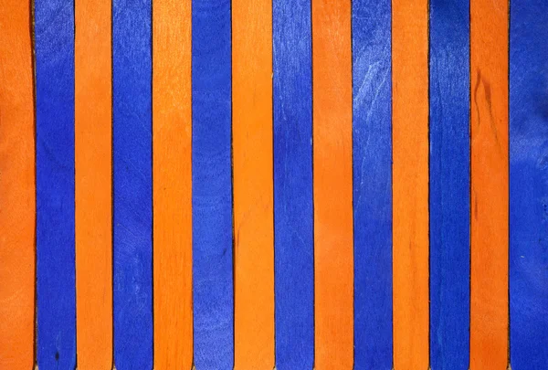 Деревянная стена синего и оранжевого цвета — стоковое фото