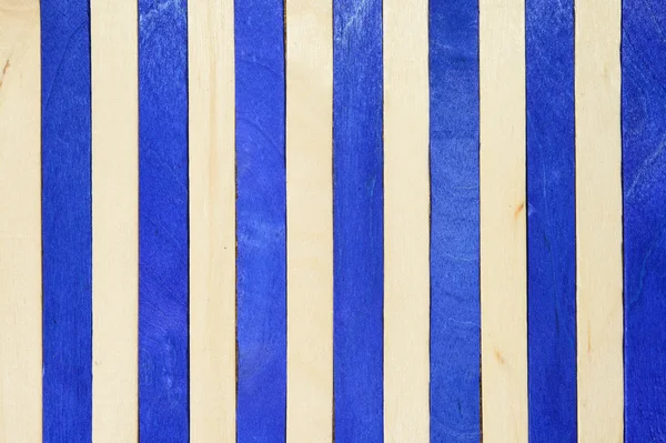 Legno verticale separato su colore blu e originale — Foto Stock