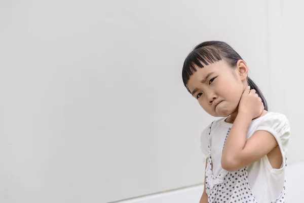 Kind mit Halskette posiert — Stockfoto