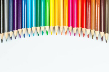 Beyaz arkaplanda izole edilmiş renkli kalemler