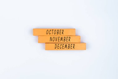 Ekim, Kasım ve Aralık aylarında yazılı tahta küp beyaz arka plan yakın plan