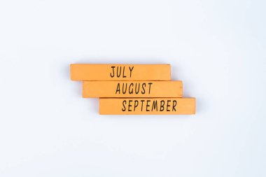 Beyaz arka planda Nisan, Mayıs ve Haziran yazılı ahşap küp