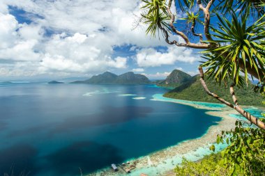Mercan kayalıkları ve adalar Bohey Dulang Adası, Sabah, Malezya.
