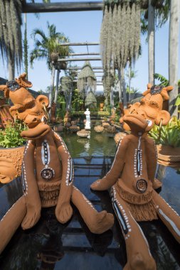 Seramik figürler bir tropik bahçe. Nong Nooch. Tayland.