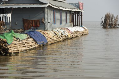 Göl tonlesap.derevnya su. Kamboçya.