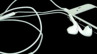 Kulaklık üzerinde siyah görüntüleri 4 k ile telefon