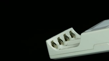 Pil şarj cihazı görüntüleri siyah 4k