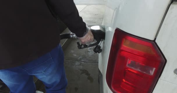 Enchendo Carro Com Diesel Gás Carro Branco Close Posto Gasolina — Vídeo de Stock