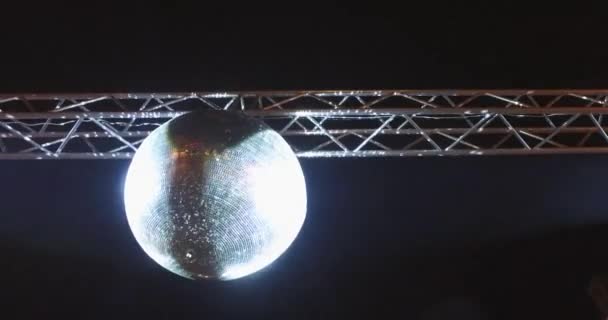 Des Boules Disco Vers Bas Qui Est Illuminé Dans Obscurité — Video