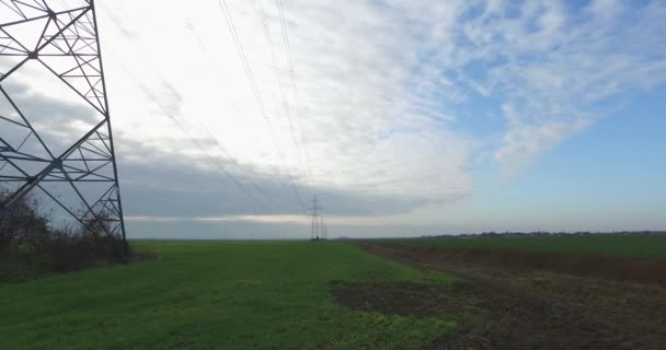 Torre Energia Elétrica Enorme Campo Verde Com Vista Para Campo — Vídeo de Stock