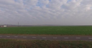 Çevre yolunun yanında güzel bir arka bahçe ve doğal mesafeyle sürüyorum..