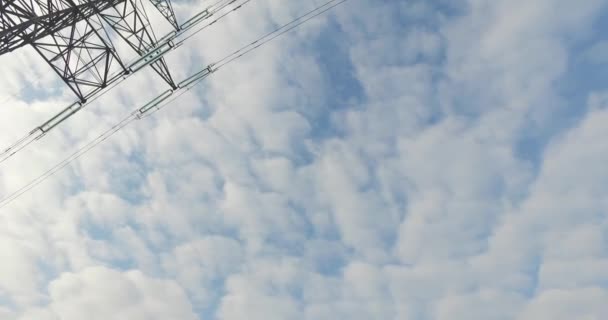 Enorme Elektrische Energietoren Een Groen Veld Met Uitzicht Het Veld — Stockvideo