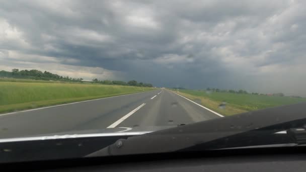 Richting Zwarte Bewolkte Wolken Weg Buiten Nederzettingen Gefilmd Vanuit Auto — Stockvideo