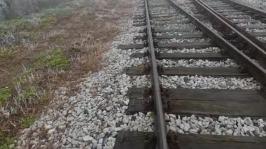 Demiryolunun sise doğru soğuk bir kış sabahı vuruşu..