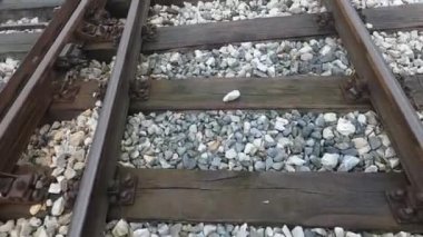 Demiryolu boyunca bir yürüyüş Taşlar ve nazik ışıkla.