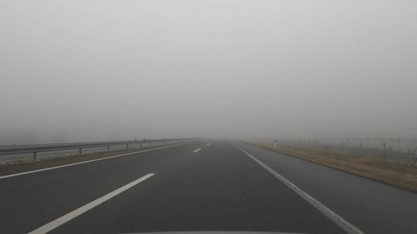 Rijden Weg Schieten Vroege Winterochtend Met Zon Mist Van Velden — Stockvideo