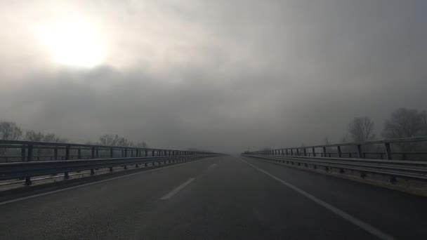 Rijden Weg Schieten Vroege Winterochtend Met Zon Mist Van Velden — Stockvideo