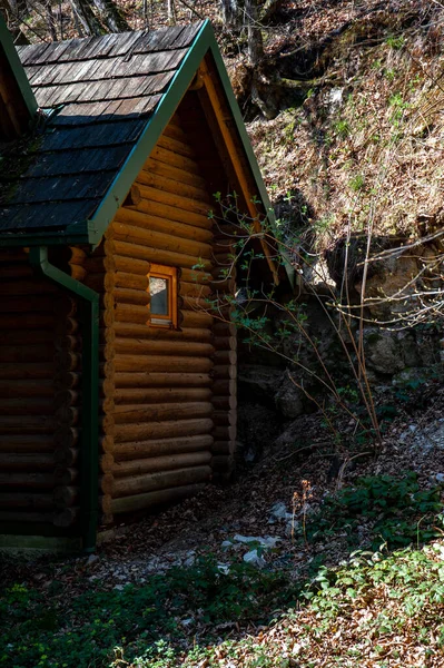 Cabina Legno Una Zona Boscosa Dipinta Vicino All Inizio Della — Foto Stock