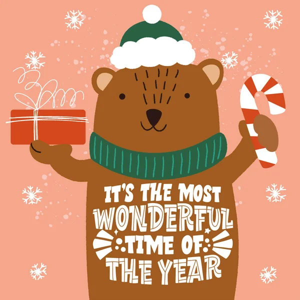 É a época mais maravilhosa do ano. O urso com um presente em uma mão. Ótimas letras para cartões de felicitações, adesivos, banners, estampas e decoração de interiores em casa. Feliz Natal e Feliz Ano Novo 2021. — Vetor de Stock