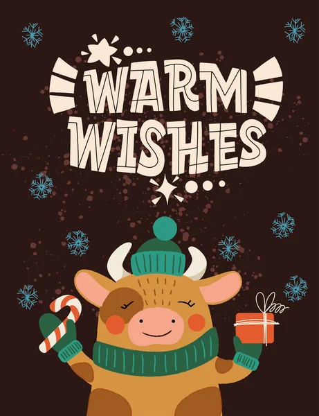 Dorinţe calde. Taur într-o pălărie și eșarfă cu un cadou în mână. Mare litere pentru felicitări, autocolante, bannere, imprimeuri și decoruri interioare acasă. Felicitări de Crăciun. Crăciun fericit și Anul Nou fericit 2021 . — Vector de stoc