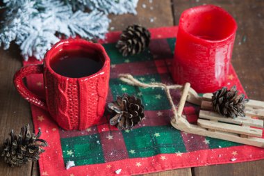 fincan çay, çam kozalakları, kar, bir mum köknar şubeleri