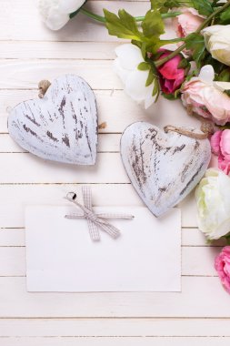 pembe çiçekler ve dekoratif kalp