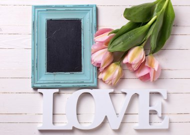 Pembe Laleler ve yazı tahtası