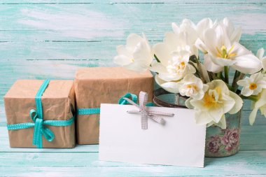 Nergis ve sarılmış hediye kutuları