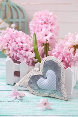 Ahşap kutusunda sümbül çiçek